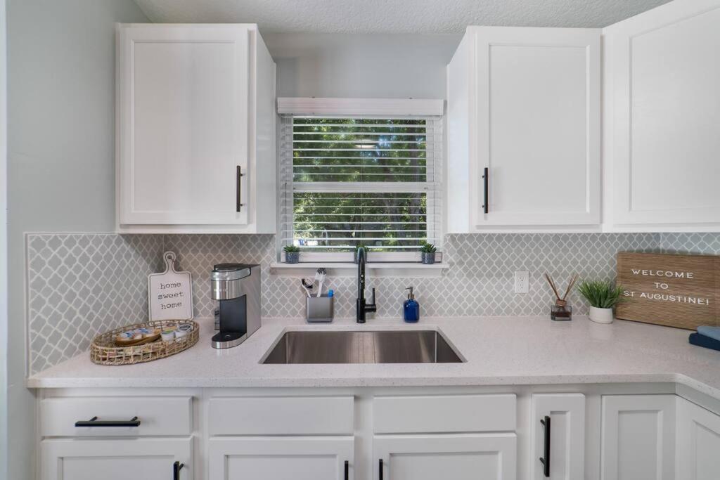 New Modern Bungalow Close To Downtown! Fully Fenced Yard Сент Августин Екстериор снимка